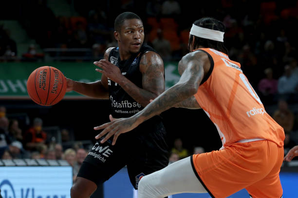 又能在防守 又能在防守